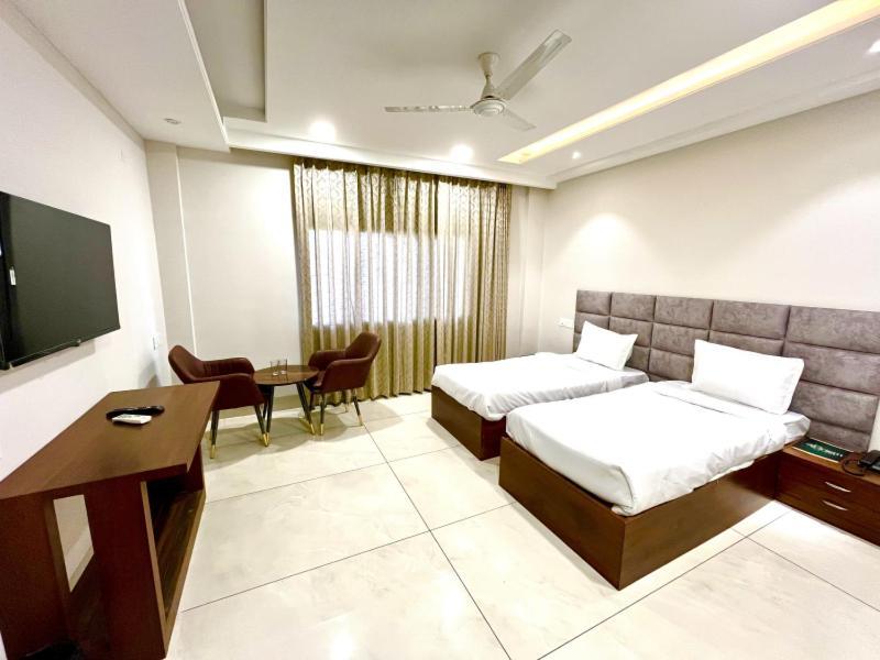 Prism Grand Hotel Zirakpur Exterior foto