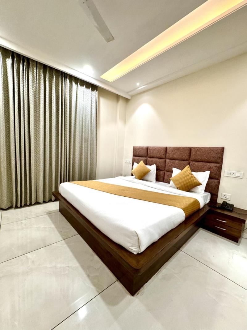 Prism Grand Hotel Zirakpur Exterior foto