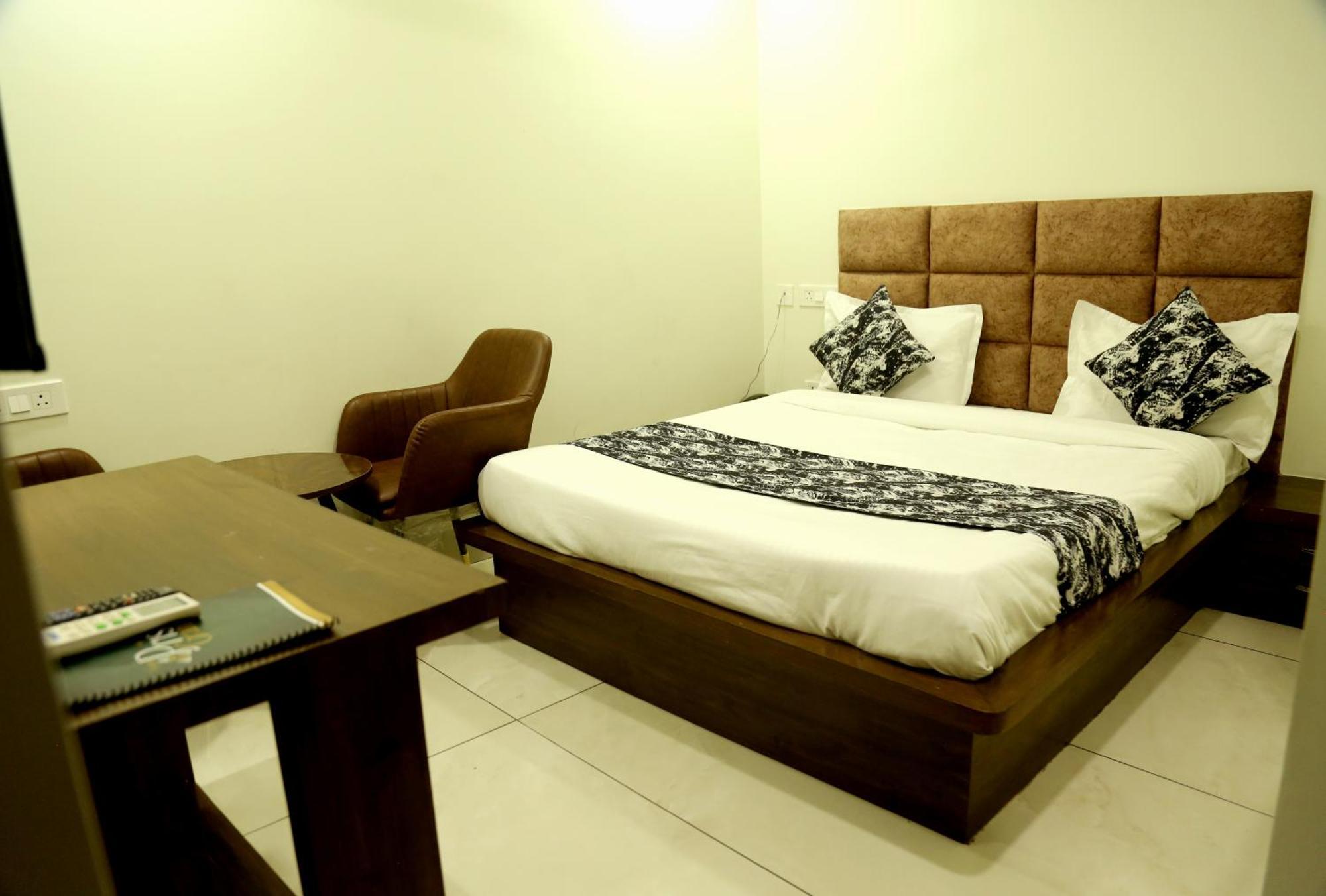 Prism Grand Hotel Zirakpur Exterior foto
