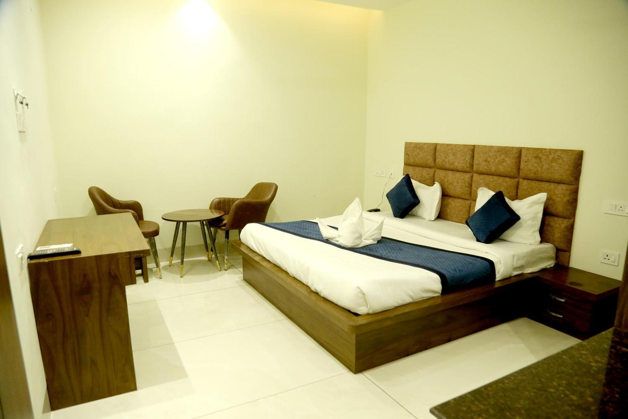 Prism Grand Hotel Zirakpur Exterior foto